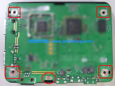 手動(dòng)去綠漆。使用傳統(tǒng)的刀片去除綠漆后的效果。