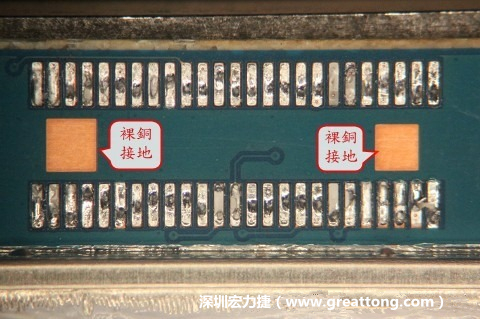 把板對板連接器全部移除，發(fā)現(xiàn)其下方板子共有兩個(gè)裸銅的方形設(shè)計(jì)。