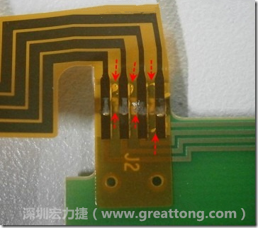 這張圖所顯示的，PCBA工廠實(shí)際進(jìn)行HotBar(熱壓熔錫焊接)焊接的時(shí)候，經(jīng)常會(huì)出現(xiàn)這類焊墊之間短路的問題，下面的圖示為比較嚴(yán)重的案例，大部分都只有部份溢錫，但這對(duì)品質(zhì)信賴杜已經(jīng)產(chǎn)生了及大的為害，既使現(xiàn)在測(cè)試沒有出現(xiàn)問題，難保在高溫膏濕的環(huán)境下不會(huì)出現(xiàn)電子遷移(Electromigration)的現(xiàn)象。