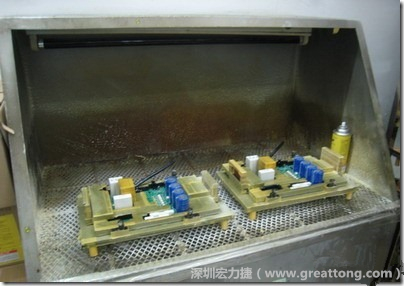 使用噴涂(Spraying)方式作業(yè)conformal coating時(shí)，需設(shè)備抽真空的設(shè)備，否則噴涂的物質(zhì)會(huì)飄散到空氣當(dāng)中，影響人體的健康。