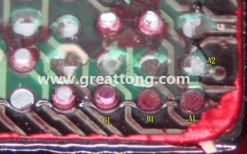 下圖是紅墨水測(cè)試后將PCB板子拿回來(lái)側(cè)一個(gè)角度拍攝的照片，就可以很清楚的看到錫球黏在PCB端，或不在PCB端。